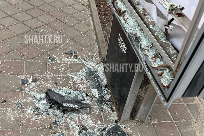 Вандалы разгромили в Шахтах рекламный стенд сити-формата на Шевченко