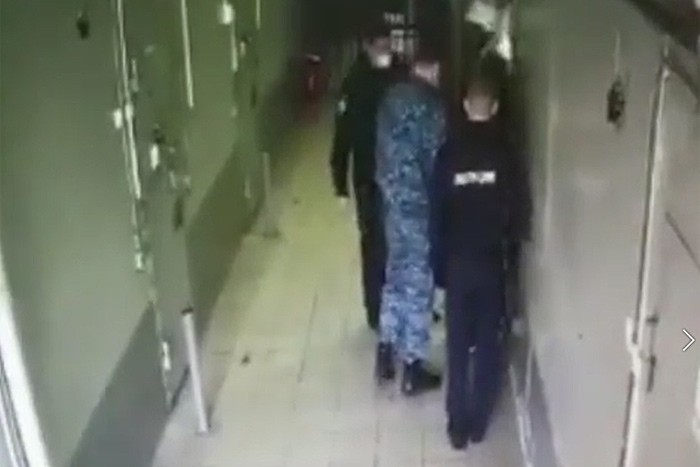 Задержанный избил троих полицейских в изоляторе в Морозовске [Видео]