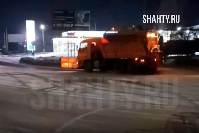 Обработали дороги в Шахтах противогололедными материалами: сделали 13 рейсов