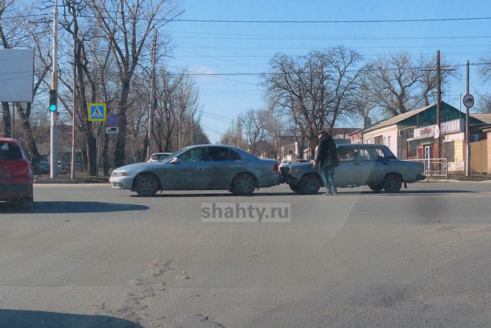 В Шахтах произошло два ДТП: около СУМСа и на перекрестке Комиссаровского и Ленина