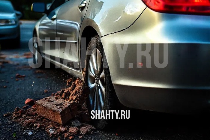 В Шахтах женщине кирпичом разбили машину: возбуждено уголовное дело