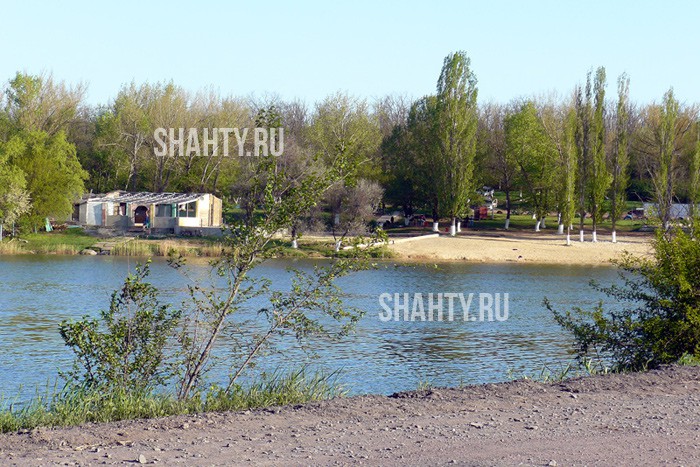 Человек пошел купаться в Шахтах — украли телефон из рюкзака на берегу