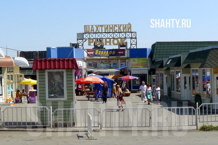 На центральном рынке г. Шахты парень украл телефон у женщины