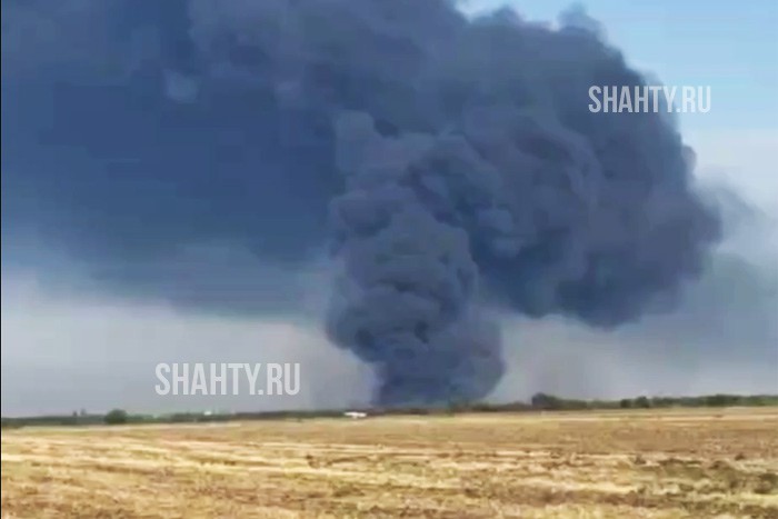 Крупный пожар: загорелся склад автопокрышек в Азове