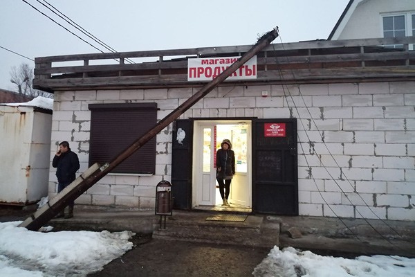 В г. Шахты упал столб во время снегопада