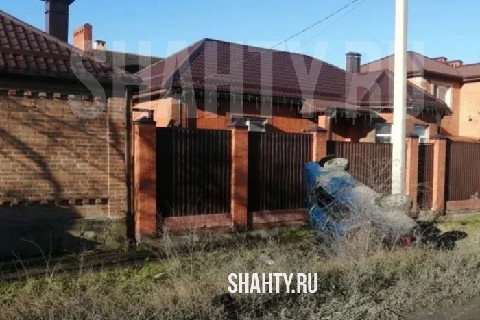 Пострадали пассажиры: опрокинулся ВАЗ-2107, его не пропустил Mercedes в Батайске