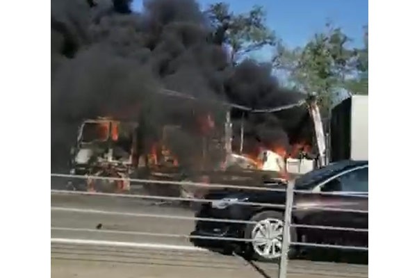 Сгорела фура с товаром на трассе М-4 «Дон» в районе лиховского поста [Видео]