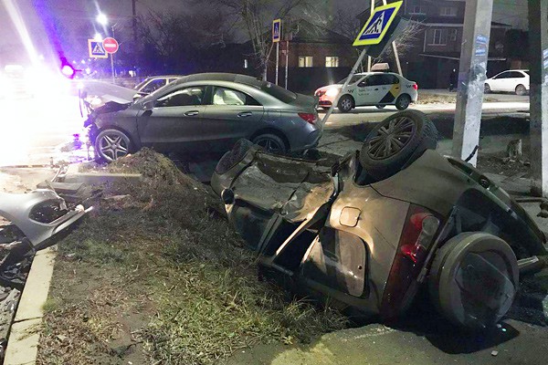 После столкновения с Mercedes «Ларгус» перевернулся и упал в канаву