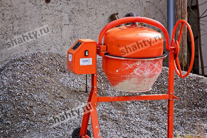 Вор в Шахтах оставил людей без строительного инструмента