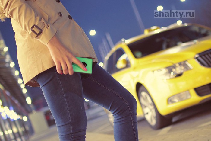 Таксист украл в Шахтах у пассажирки женскую сумку с деньгами