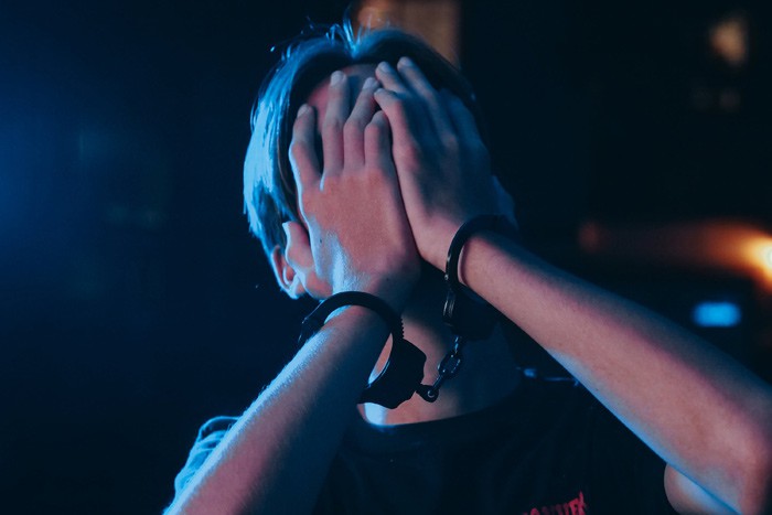 Грабитель толкнул 92-летнюю старушку, та упала в подвал и погибла