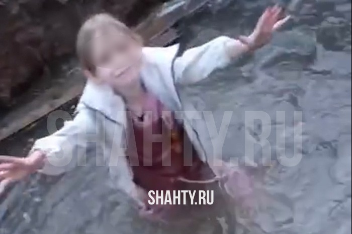 В Шахтах дети упали в яму с водой: это раскоп водоканала