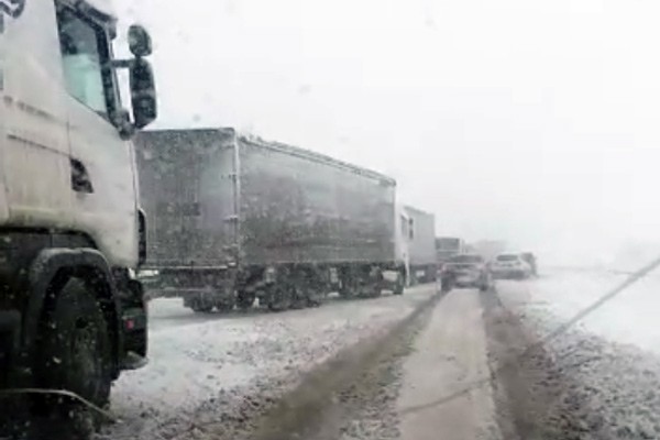 Пробки на трассе М-4 «Дон» под Шахтами в Красносулинском районе