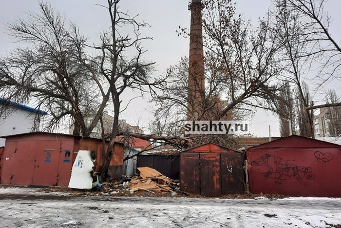 В Шахтах в канун Нового года убрали часть гаражей на Шевченко, оставив горы мусора