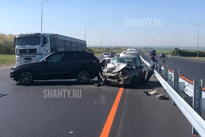 Пострадал ребенок и взрослые: «Лада» впечаталась в BMW X3 на трассе М-4 «Дон»