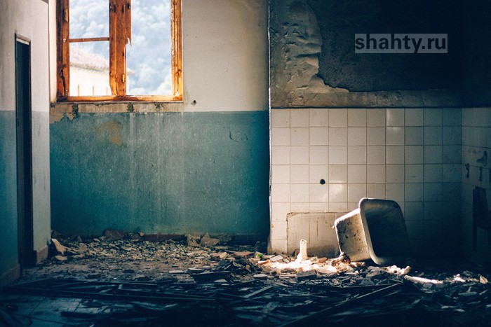 В Шахтах семью не переселяли годами из аварийного дома: следователи начали проверку
