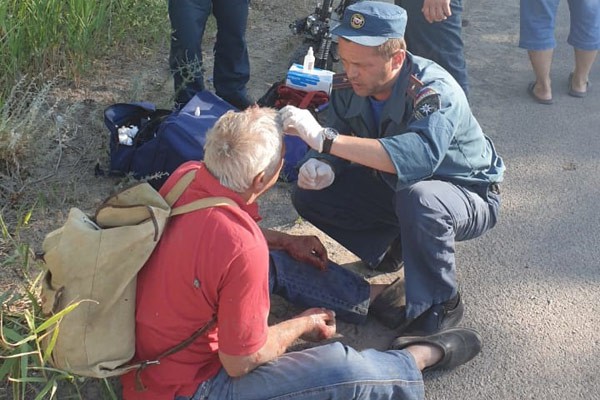Пожарные оказали медпомощь мужчине, сбитому на дороге
