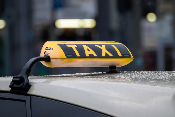 Таксист избил и ограбил пассажира в Ростове, отобрав 9 тысяч рублей