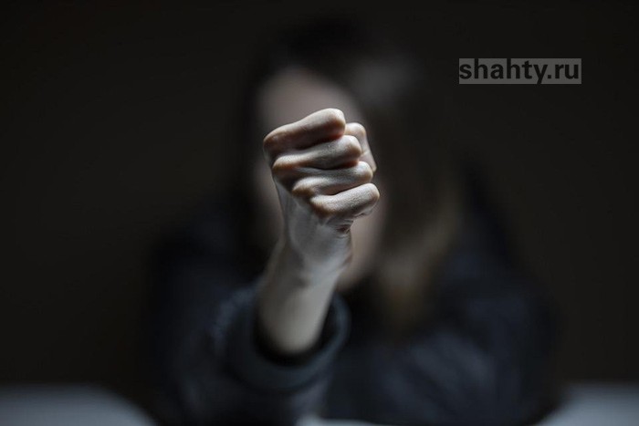 Девушка ударила мужчину на улице и ограбила, сорвав золотой браслет стоимостью 50 тысяч