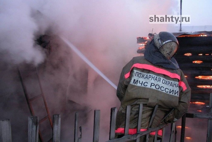 В Шахтах пострадали двое мужчин в загоревшемся доме в поселке Аютинском