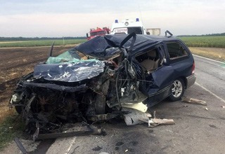 Погиб 2-летний ребенок при столкновении автобуса с минивэном на трассе под Ростовом [Фото + видео]