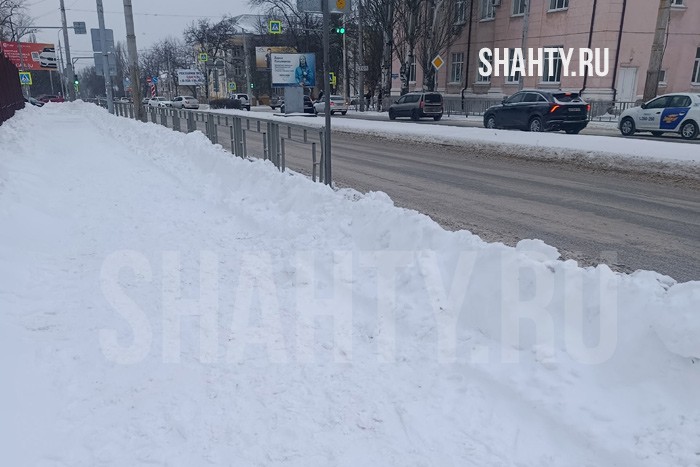 В г. Шахты бабуля упала у автобуса из-за снега, пришлось ее поднимать