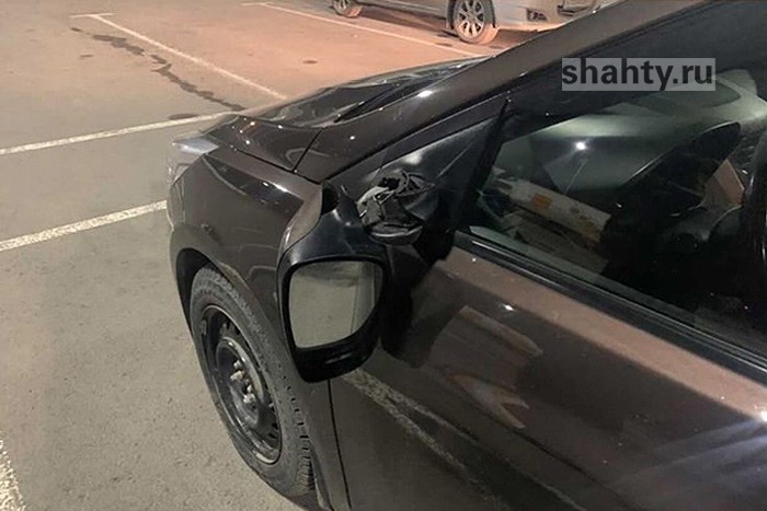 Хулиганы в Шахтах врезались в Hyundai, катаясь на продуктовой тележке около «Ленты»