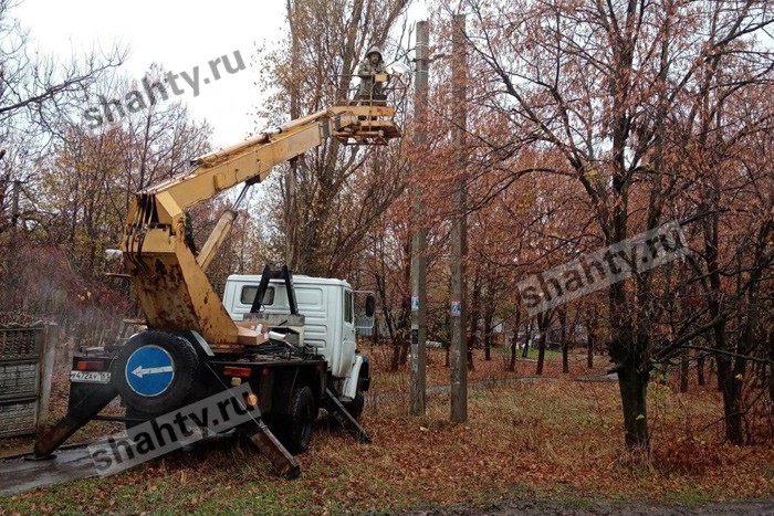 В Шахтах повесили несколько светильников на улицах
