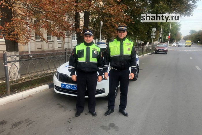 Инспекторы ДПС помогли доставить пассажира в больницу в Ростовской области