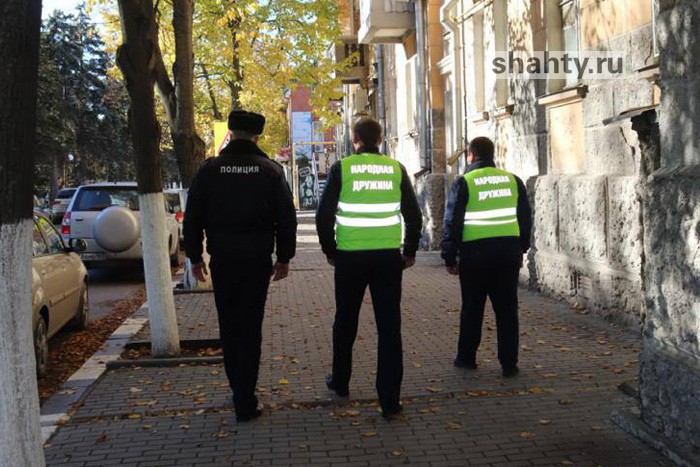 На улицах города Шахты появились дружинники в жилетах
