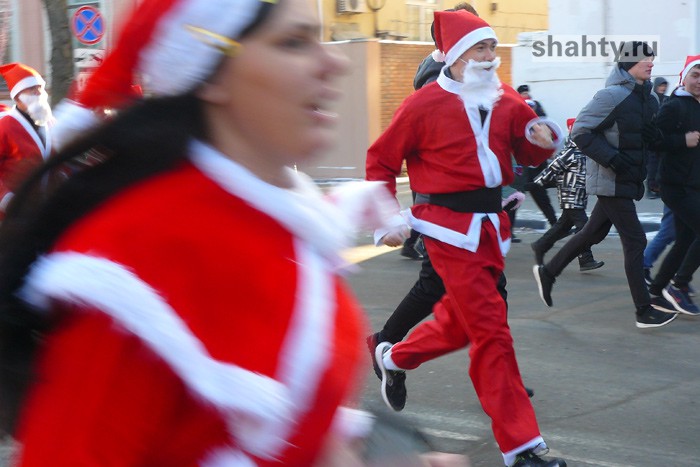 В г. Шахты сегодня пройдет новогодний забег Дедов Морозов в Александровском парке