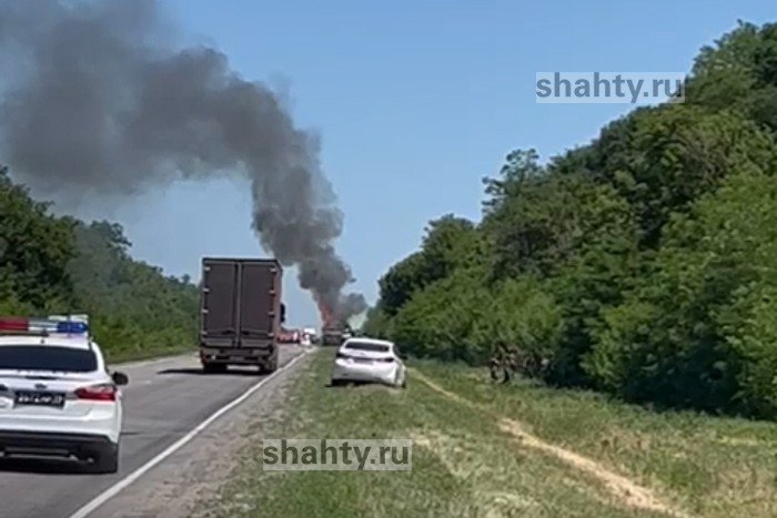 Под Шахтами загорелся БТР в Ростовской области: видео