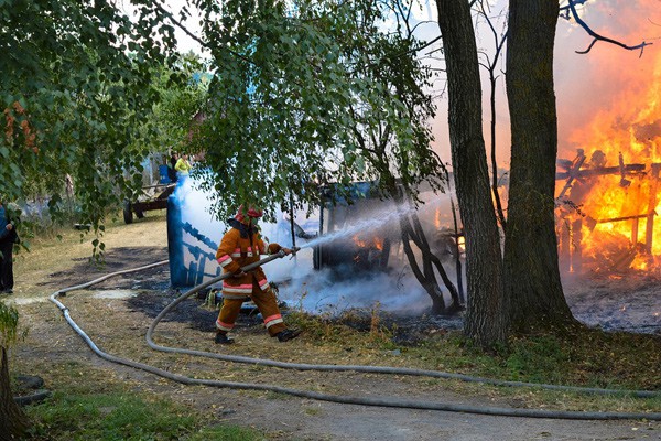 В г. Шахты сгорели два строения на улице 1-я Конечная и в переулке Водопроводном