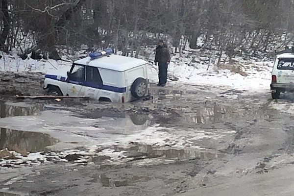Провалился под лед полицейский УАЗ из-за снега и ям на дорогах