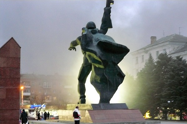 В г. Шахты заменят мрамор на плитку на площади Солдата ко Дню Победы
