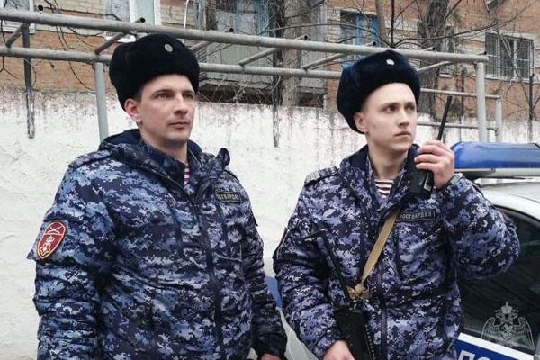 Бомж залез в чужую квартиру на первом этаже многоквартирного дома