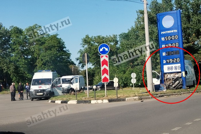 В Шахтах «Газель» протаранила рекламную стойку АЗС на дороге Центр — Артем
