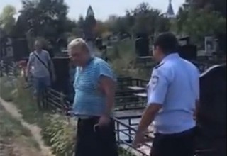 Психбольной ломал надгробия и ограды на кладбище [Видео]