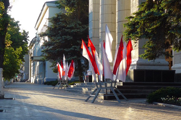 В Шахтах украли флаги перед зданием администрации города