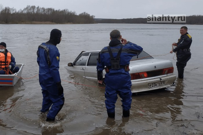 Автомобиль утонул в Дону, съехав в реку в Ростовской области