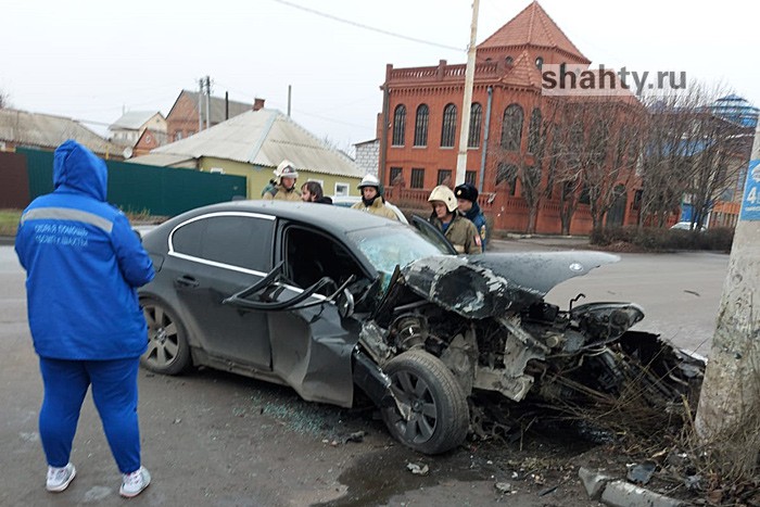 BMW в Шахтах врезался в столб в районе ОДЦ «Город Будущего»: видео