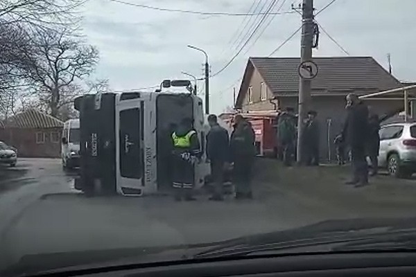В г. Шахты перевернулся автобетоносмеситель (миксер-бетономешалка)