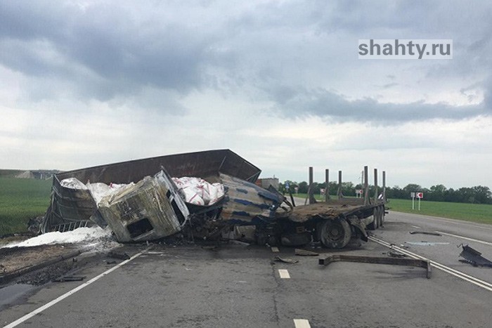 Заживо сгорели водители грузовиков на трассе в Ростовской области