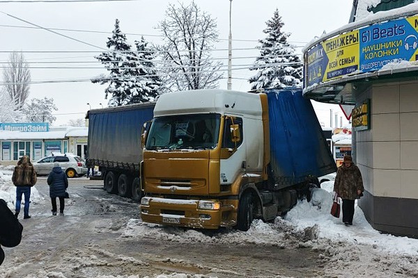 В г. Шахты фура едва не протаранила кафе «Морозко» на Победе Революции