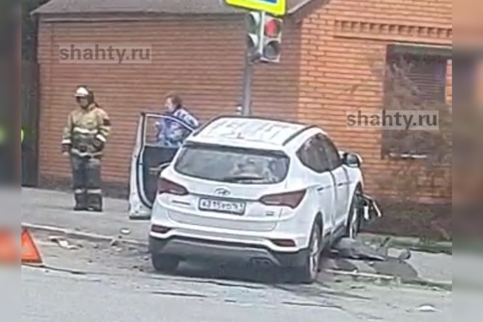 В Шахтах столкнулись два «Хендая», на место ДТП прибыли две скорые: видео