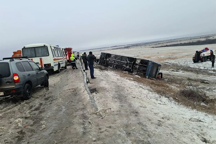 Под Шахтами опрокинулся автобус с людьми: двое погибли, трое пострадали