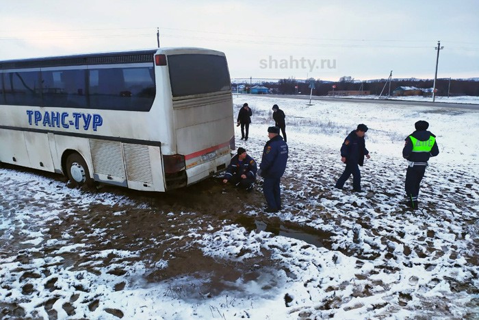 Автобус с пассажирами вылетел с трассы в кювет в Ростовской области [Видео]