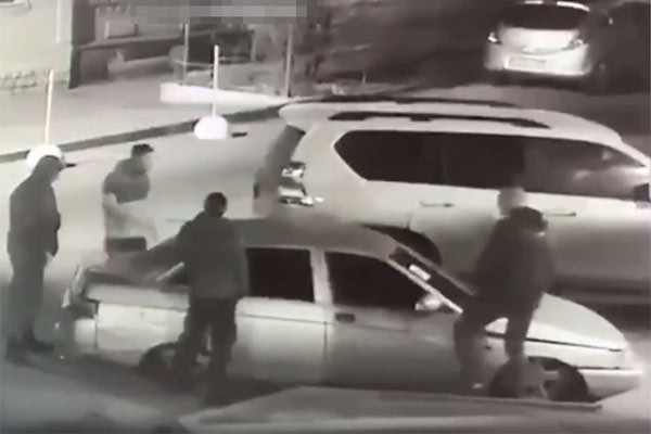 Хулиганы справили нужду на заниженную машину и сломали зеркала [Видео]