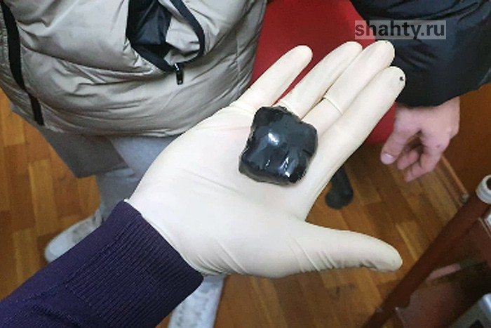 В Шахтах на закладках наркотиков попались двое парней и 19-летняя девушка