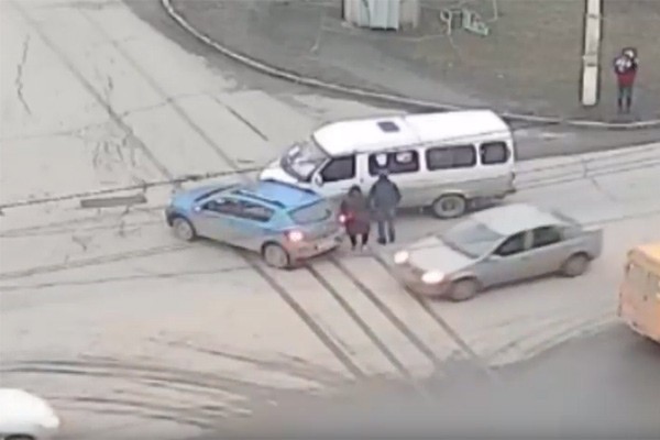 В г. Шахты маршрутка протаранила «Рено Сандеро» на въезде в ХБК [Видео]